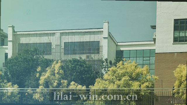 操作台前物料按流程摆放